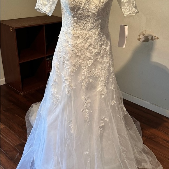 David’s Bridal by Jewel wedding dress - Picture 2 of 10